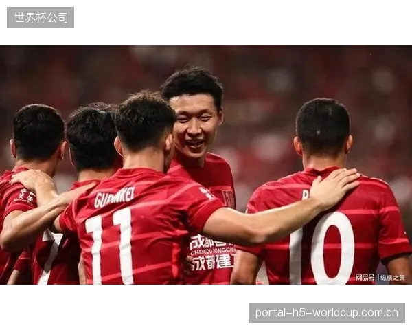 成都蓉城以九连胜姿态领跑积分榜,成为半程冠军的最大热门。 成都蓉城以九连胜姿态领跑积分榜,成为半程冠军的最大热门。